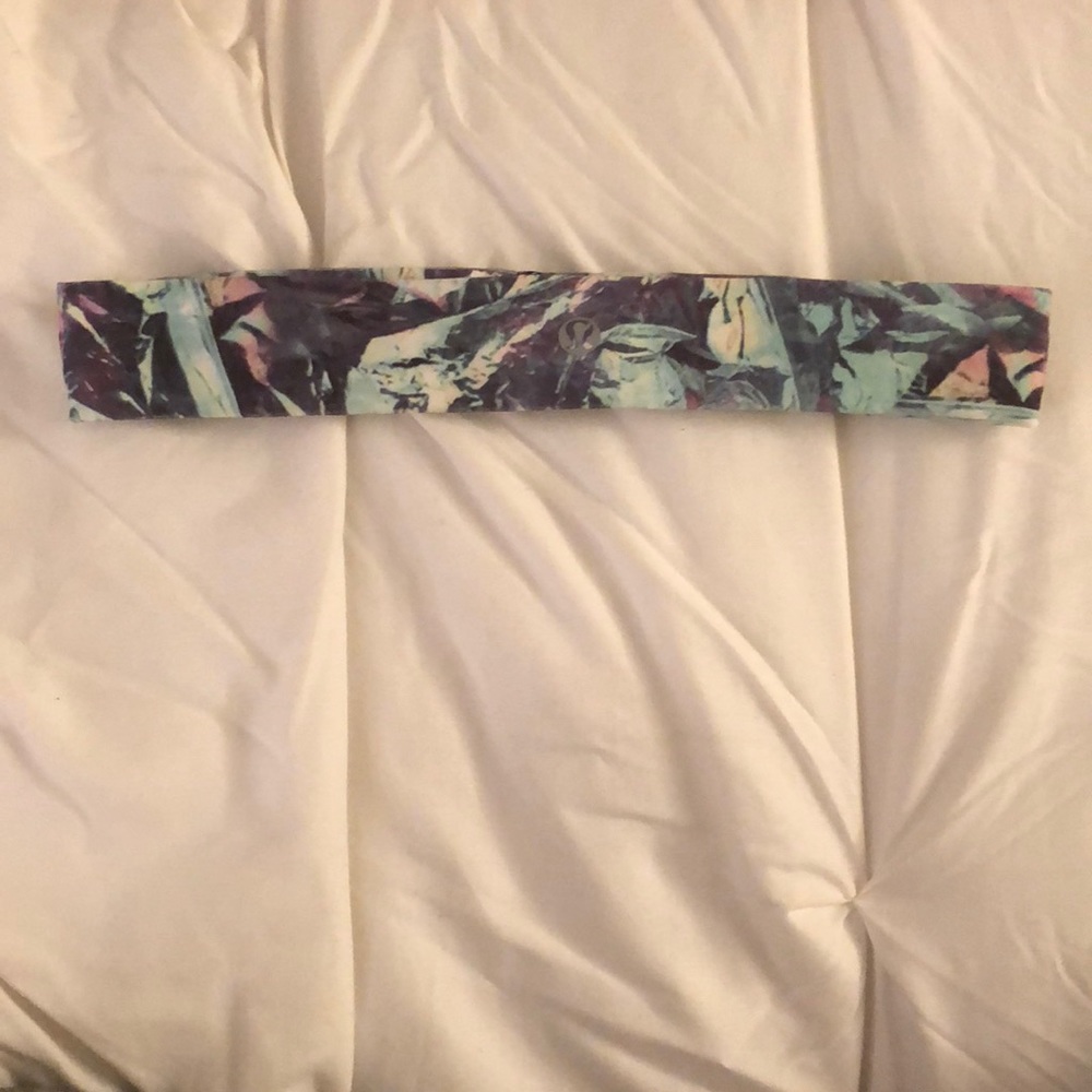 New beautifully patterned Lululemon headband